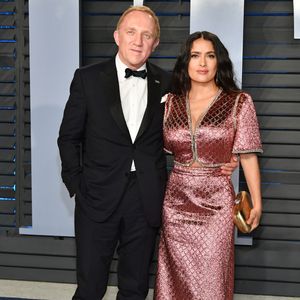 Junto de François-Henri Pinault, Salma Hayek exibiu novo visual na Vanity Fair Oscar Party, evento que aconteceu após a premiação de cinema