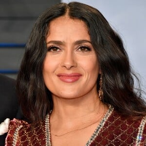 Salma Hayek também exibiu os fios brancos no Vanity Fair Oscar Party