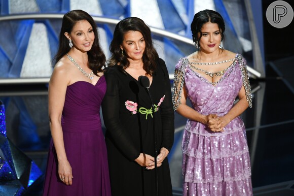 Ashley Judd, Salma Hayek e Annabella Sciorr subiram ao palco para momento dedicado ao Time's Up na 90ª cerimônia de entrega do Oscar neste domingo, 4 de março de 2017