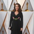 Annabella Sciorra optou por um vestido preto com bordado na cintura na 90ª cerimônia de entrega do Oscar