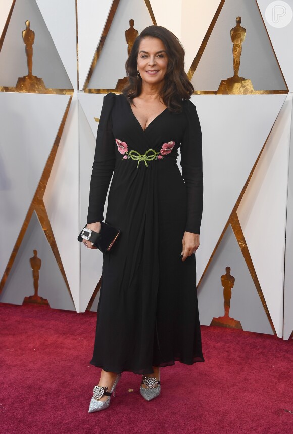 Annabella Sciorra optou por um vestido preto com bordado na cintura na 90ª cerimônia de entrega do Oscar