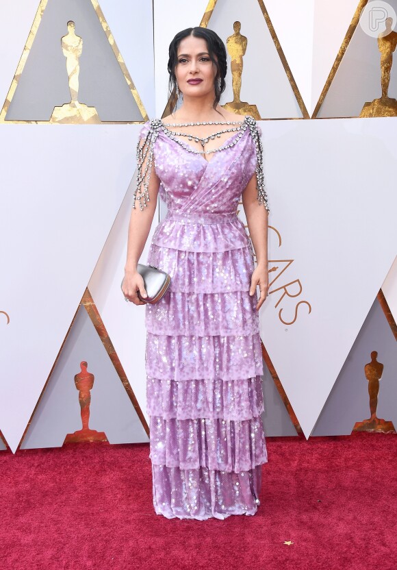 Salma Hayek usou um look da grife Gucci coberto por paetês na 90ª cerimônia de entrega do Oscar
