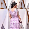 Salma Hayek exibiu os fios brancos em um penteado com coque baixo na 90ª cerimônia de entrega do Oscar 