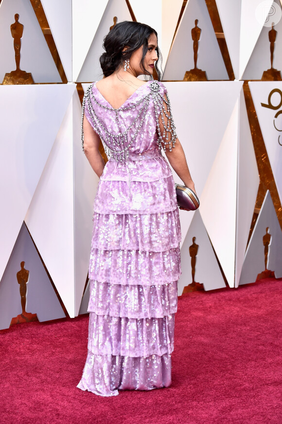 Salma Hayek exibiu os fios brancos em um penteado com coque baixo na 90ª cerimônia de entrega do Oscar