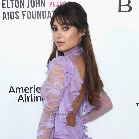 Thaila Ayala investiu na grife na cor lilás em um longo com fluidez e babados