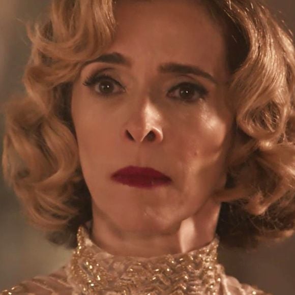 Após comprar a joia por um preço baixo e voltar a ficar milionário, Bernardo (Nelson Freitas) compra uma casa para a família, na novela 'Tempo de Amar'. 'Que lugar chique, Bernardo! Trouxeste-me aqui para humilhar-me ainda mais? De quem é esse palacete?', questiona Alzira (Deborah Evelyn), de acordo com o colunista de TV Daniel Castro