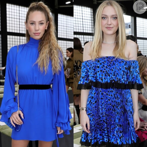 Dylan Penn e Dakota Fanning de vestidos curtos com o mesmo tom de azul para prestigiar os desfiles da Semana de Moda de Paris com coleções de outono e inverno de 2019