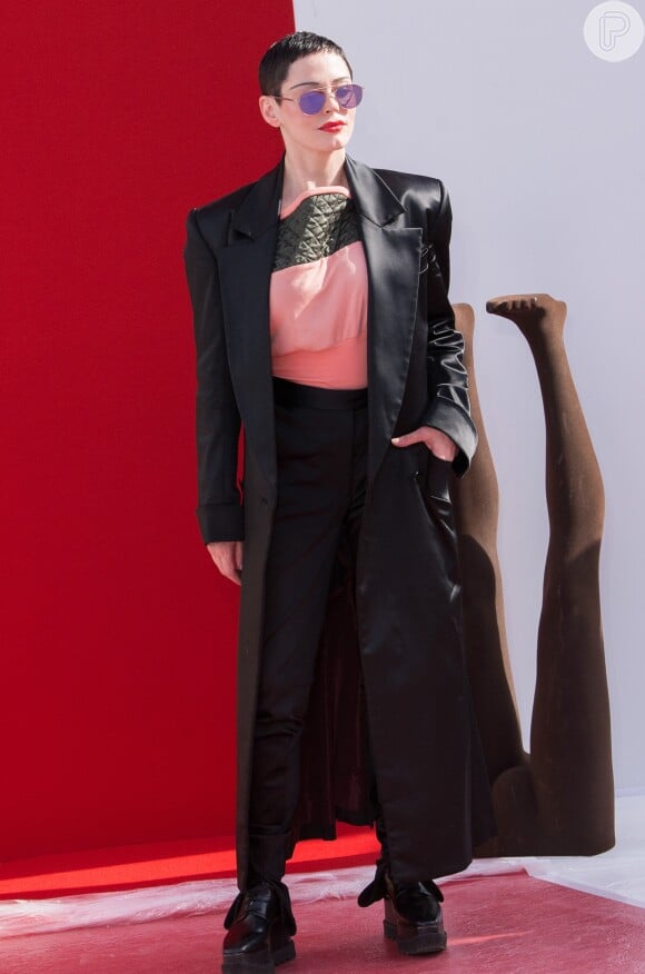 Rose McGowan aposta em look com sobretudo preto para prestigiar os desfiles da Semana de Moda de Paris com coleções de outono e inverno de 2019
