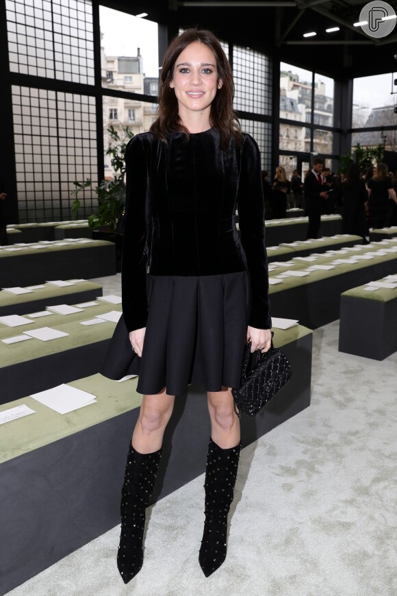 Matilda Lutz usa look básico com diferentes tons de preto para prestigiar os desfiles da Semana de Moda de Paris com coleções de outono e inverno de 2019