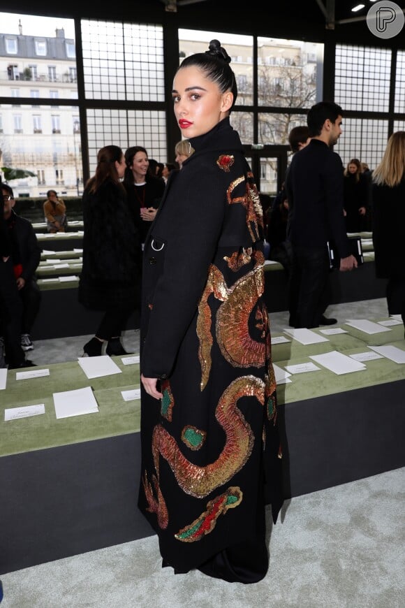 Naomi Scott usa sobretudo com estampa bordada com lantejoulas para prestigiar os desfiles da Semana de Moda de Paris com coleções de outono e inverno de 2019