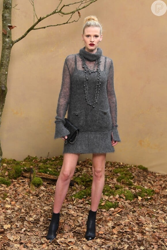 Lara Stone aposta em vestido cinza  para prestigiar os desfiles da Semana de Moda de Paris com coleções de outono e inverno de 2019
