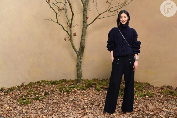 Liu Wen aposta em suéter para prestigiar os desfiles da Semana de Moda de Paris com coleções de outono e inverno de 2019