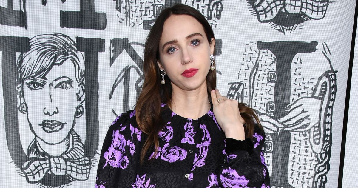 Zoe Swicord Kazan usa vestido florido para prestigiar os desfiles da