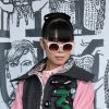 Susie Lau abusa de estampas em look para prestigiar os desfiles da Semana de Moda de Paris com coleções de outono e inverno de 2019