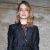 Emma Stone aposta em bota over the knee para prestigiar os desfiles da Semana de Moda de Paris com coleções de outono e inverno de 2019