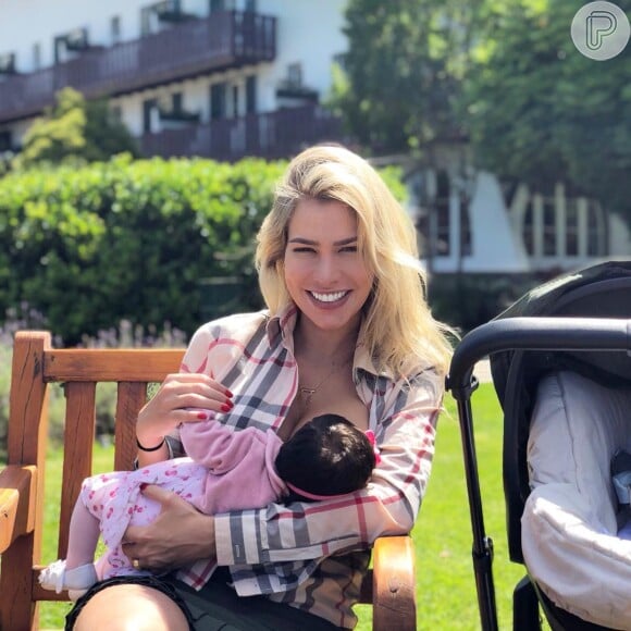 Adriana Sant'Anna coloriu fios para castanho um mês após nascimento da filha, Linda