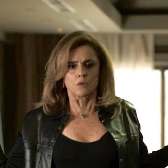 Sophia (Marieta Severo) é flagrada por Zé Victor (Rafael Losso) ao assassinar Mariano (Juliano Cazarré), nos próximos capítulos da novela 'O Outro Lado do Paraíso': 'Não tem como explicar'