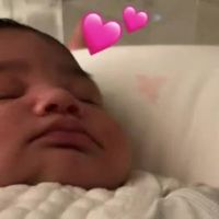 Kylie Jenner mostra rosto da filha, Stormi, de 1 mês, em vídeo: 'Anjo'