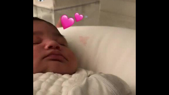 Kylie Jenner mostra rosto da filha, Stormi, de 1 mês, em vídeo: 'Anjo'