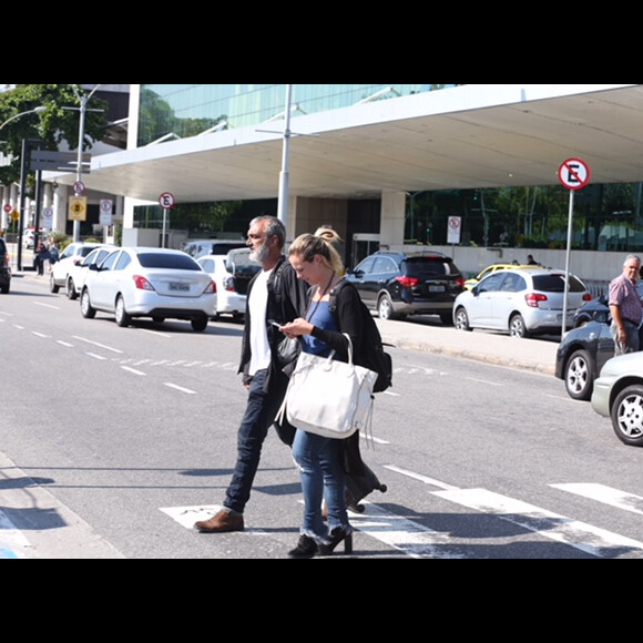 Paolla Oliveira e namorado, Rogério Gomes, deixam aeroporto no Rio de Janeiro juntos