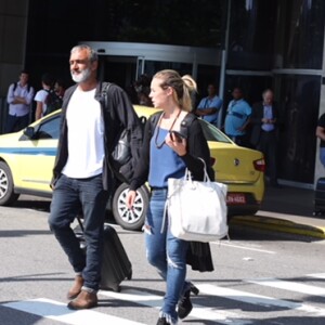 Paolla Oliveira deixou o aeroporto carioca na companhia do namorado, o diretor Rogério Gomes