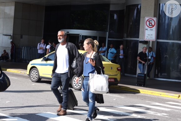 Paolla Oliveira deixou o aeroporto carioca na companhia do namorado, o diretor Rogério Gomes
