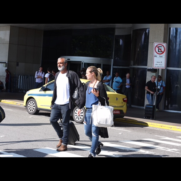 Paolla Oliveira deixou o aeroporto carioca na companhia do namorado, o diretor Rogério Gomes