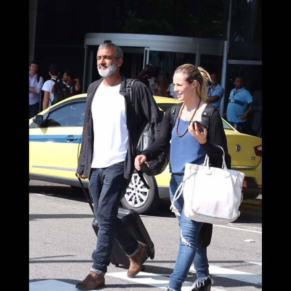 Paolla Oliveira apostou em um look confortável: calça destroyed, regata azul e cardigã preto