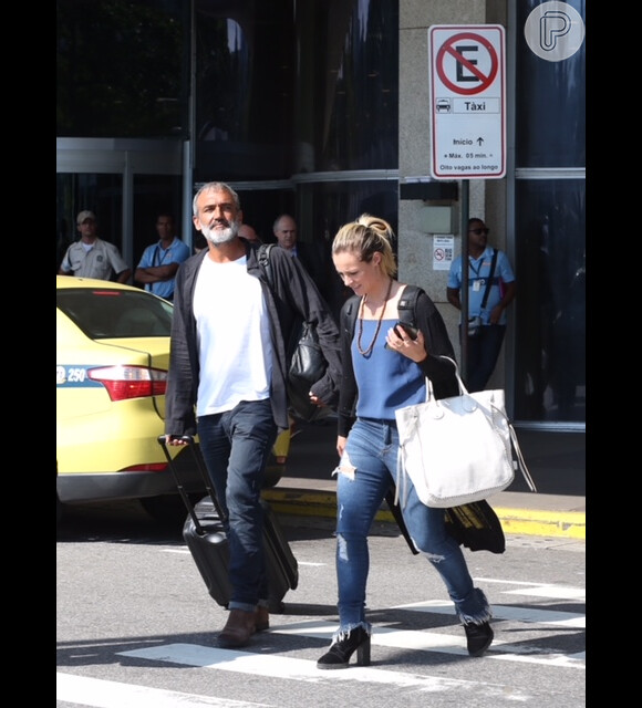 Paolla Oliveira e namorado, Rogério Gomes, foram clicados ao sair do aeroporto