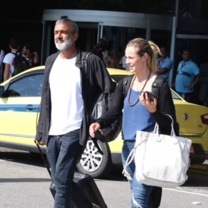 Paolla Oliveira e namorado, Rogério Gomes, deixam aeroporto no RJ juntos. Fotos!