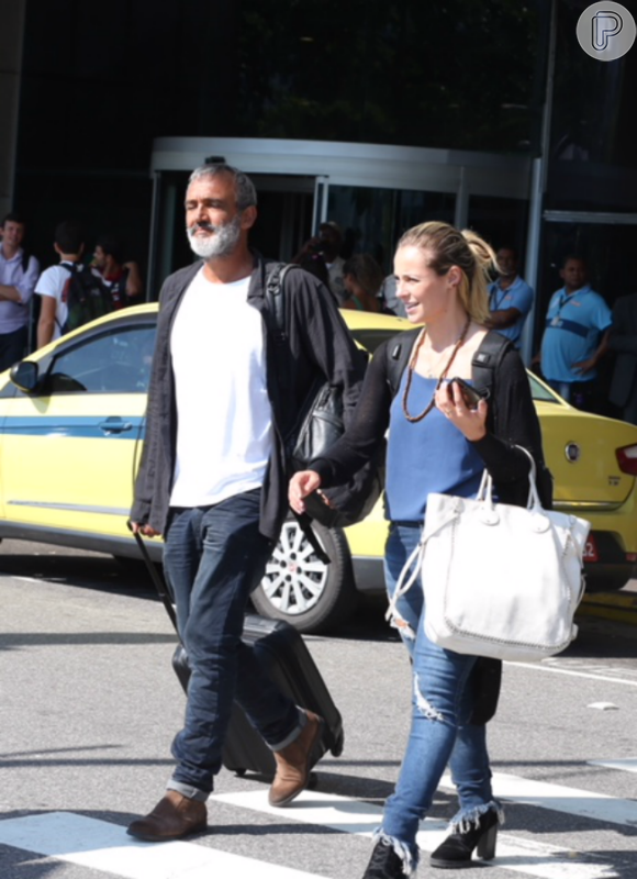 Paolla Oliveira e namorado, Rogério Gomes, deixam aeroporto no RJ juntos. Fotos!