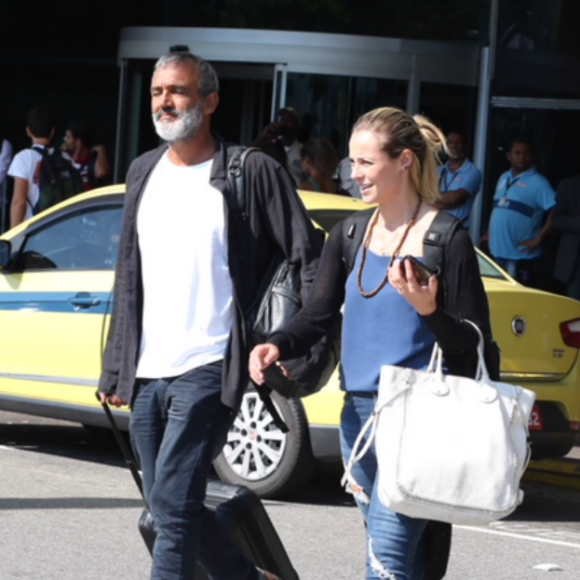 Paolla Oliveira e namorado, Rogério Gomes, deixam aeroporto no RJ juntos. Fotos!