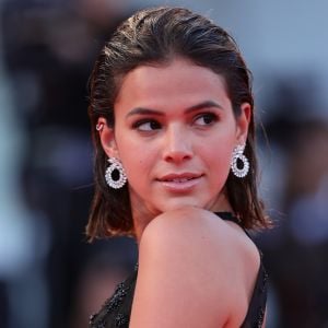 Bruna Marquezine ganha elogios de famosas por foto de topless