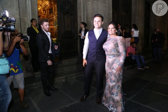 Sertanejo Matheus posa com a mãe antes de seu casamento com a modelo Paula Aires