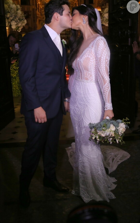Sertanejo Matheus se casou com a modelo Paula Aires