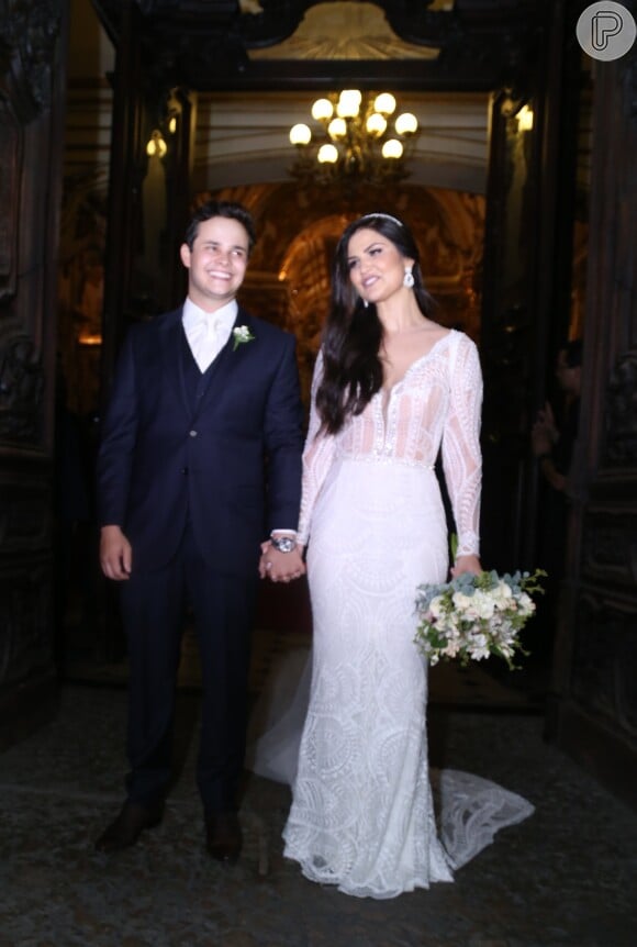 Sertanejo Matheus, da dupla com Kauan, e a modelo Paula Aires estão juntos há cinco anos. Vestido da noiva foi confeccionado em renda francesa Solstiss