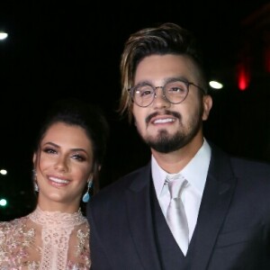 Luan Santana levou a namorada, Jade Magalhães, ao casamento do sertanejo Matheus com a modelo Paula Aires