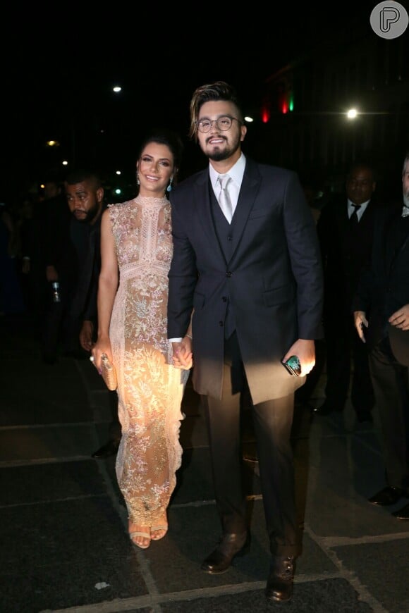 Luan Santana levou a namorada, Jade Magalhães, ao casamento do sertanejo Matheus com a modelo Paula Aires