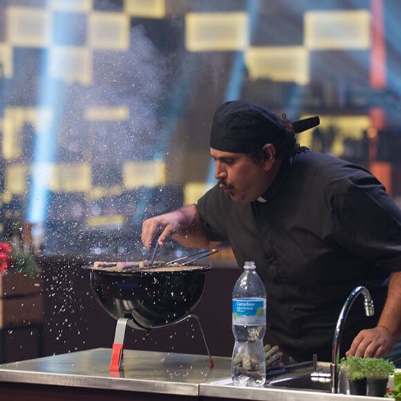 Padre Evandro se classificou ao cozinhar assado de tira com feijão tropeiro e molho chimichurri no 'MasterChef Brasil'