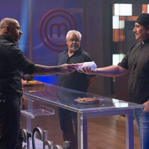 Padre ganha torcida da web ao participar da nova temporada do 'MasterChef Brasil': 'Chegando com talento'