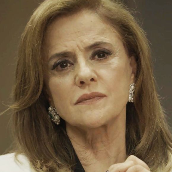 Na tentativa de impedir que Patrick (Thiago Fragoso) ajude Clara (Bianca Bin) a ter a guarda de Tomaz (Vitor Figueiredo), Sophia (Marieta Severo) orienta Jô (Bárbara Paz) a atrapalhar o namoro dos dois para que Adriana (Julia Dalavia) namore o advogado, na novela 'O Outro Lado do Paraíso'