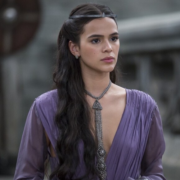 Acusada por Lucrécia (Tatá Werneck), Catarina (Bruna Marquezine) se faz de desentendida, na novela 'Deus Salve o Rei'