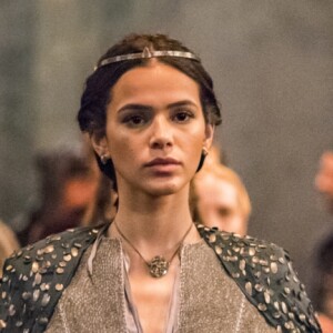 Catarina (Bruna Marquezine) grita por ajuda, na novela 'Deus Salve o Rei': 'Socorro! Esta mulher é louca'