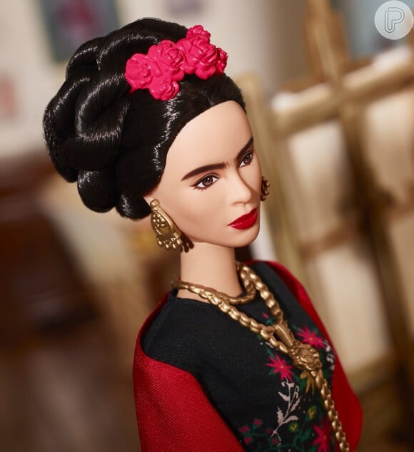As flores no cabelo, sempre usadas por Frida, também estão na boneca, vendida a R$ 249.99 no Brasil