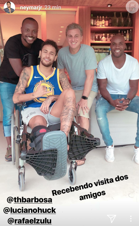 Em recuperação, Neymar recebeu visita de Luciano Huck, Thiaguinho e Rafael Zulu nesta quarta-feira, 7 de março de 2018