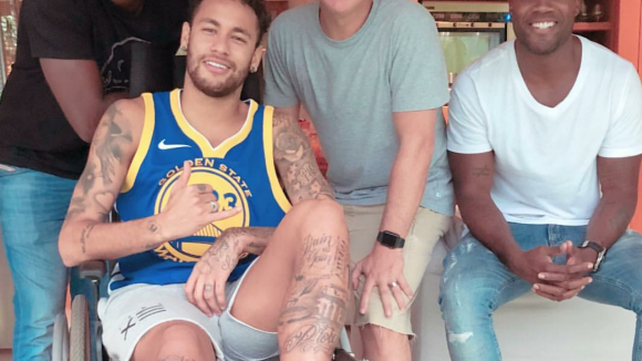 Neymar recebe visita de Luciano Huck, Thiaguinho e Rafael Zulu: 'Amigos'