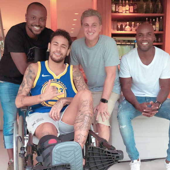 Em recuperação, Neymar recebeu visita de Luciano Huck, Thiaguinho e Rafael Zulu nesta quarta-feira, 7 de março de 2018