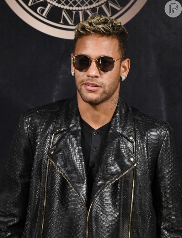 A previsão é de que Neymar tenha que ficar parado alguns meses para completa recuperação da lesão