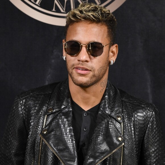 A previsão é de que Neymar tenha que ficar parado alguns meses para completa recuperação da lesão