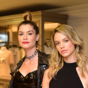 Laura Neiva posou com Aline Moraes em evento de moda nesta quarta (07)